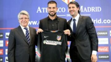 Cerezo y Caminero con Moyá durante la presentación del portero balear.