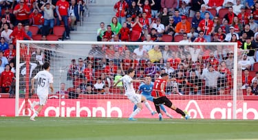 El Mallorca, que parecía dejar escapar el triunfo, vuelve a salir del descenso. Y, como no podía ser de otra forma, de la mano de Muriqi. Su Pirata recibió un balón dentro del área y la mandó a guardar con un violento zapatazo. Rompe a llorar el kosovar después de duras semanas para él.
