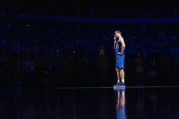 El jugador alemán de los Dallas Mavericks, tras meter 30 puntos ante los Suns, anunció su retirada y disfrutó y emocionó con su último partido en casa.