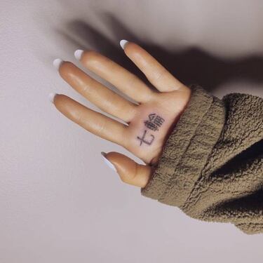 Ariana Grande se tatuó una palabra incorrecta en japonés