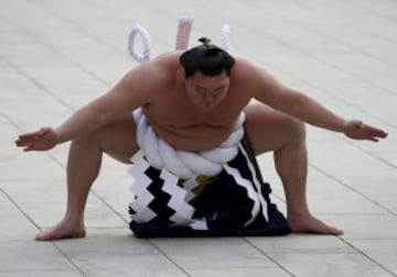 Los dos luchadores que compiten bajo los nombres de Yokozuna Kakuryu y Harumafuji son originarios de Mongolia. La ceremonia de ingreso al ring en la que se hace una ofrenda a los dioses sintoístas dura dos minutos.