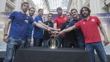 Los jugadores de Barcelona Lassa, Fraikin Granollers, Ángel Ximénez Avia Puente Genil, Anaitasuna, Ciudad de Logroño, Guadalajara, Recoletas Valladolid y Ademar de León posan junto a la Copa del Rey.