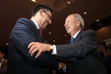 El presidente el FC Barcelona, Josep Maria Bartomeu, saluda al expresidente del club Josep Lluís Núñez, durante su intervención hoy en el acto institucional de conmemoración del 25 aniversario de la consecución de la primera Copa de Europa, en el estadio de Wembley, celebrado en el Auditorio 1899. 