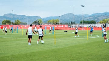 Plantilla del Real Mallorca durante un entrenamiento en la Ciudad Deportiva