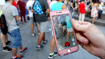 27-07-16. (DVD 798). Decenas de personas han quedado esta tarde en la Puerta del Sol en Madrid para jugar a Pokemon Go.
 &copy;Jaime Villanueva