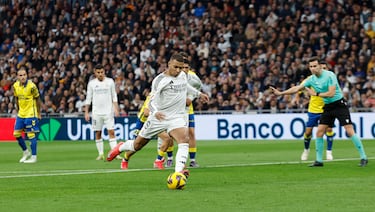 El jugador del Real Madrid, Kylian Mbappé, marca el 1-1 a Las Palmas desde el punto de penalti. 