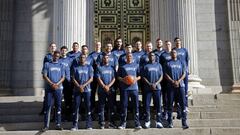 Los jugadores de Oklahoma City Thunder posan delante de las puertas del Congreso de los Diputados.