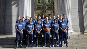 Los jugadores de Oklahoma City Thunder posan delante de las puertas del Congreso de los Diputados.