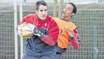 <b>VOLVERÁ. </b>Elía defenderá la portería de Osasuna en Montjuïc ante la baja de Ricardo.