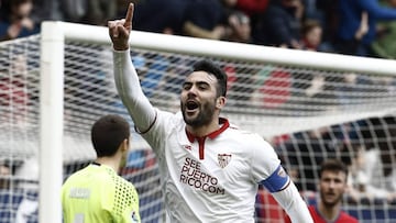 El centrocampista del Sevilla Vicente Iborra (c) celebra el gol marcado ante el Osasuna que ha supuesto el empate a uno en el marcador, durante el partido de la jornada 19 de liga de Primera División disputado hoy en el estadio de El Sadar.