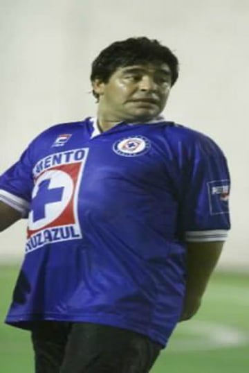 10 Cracks que se han puesto playeras de equipos de Liga MX