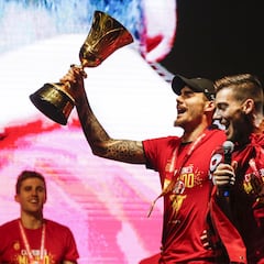 Los campeones del mundo celebran su título con la afición