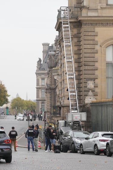 Agentes de policía trabajan junto a un elevador de cesta usado por los ladrones el domingo 19 de octubre de 2025 en el Museo del Louvre de París, Francia. El histórico robo de joyas se estima en 88 millones de euros, aunque su valor histórico y cultural es incalculable. 