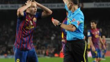 <b>DE LOCOS. </b>Iniesta perdió su habitual compostura ante la amarilla que le mostró Iglesias Villanueva