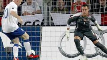 <b>GOLEADOR. </b>Wayne Rooney batió así al meta suizo Benaglio.