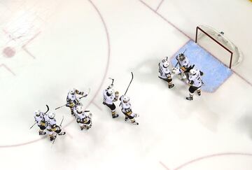 Marc-Andre Fleury de los Vegas Golden Knights es felicitado por sus compañeros.