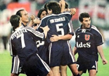 2000: El bicampeonato llegó con una camiseta idéntica a la del año anterior. 