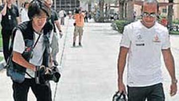 <b>POR TIERRA.</b> Un fotógrafo se cayó siguiendo a Hamilton.