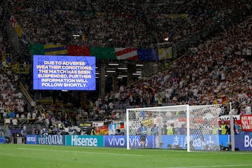 "Debido a las malas condiciones climáticas el fuego fue interrumpido. Más información, en breve", se podía leer en los videomarcadores del Signal Iduna Park.