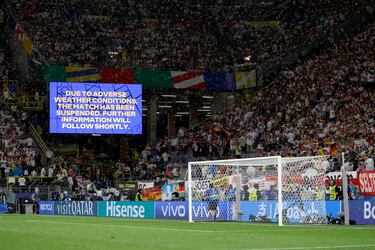 "Debido a las malas condiciones climáticas el fuego fue interrumpido. Más información, en breve", se podía leer en los videomarcadores del Signal Iduna Park.