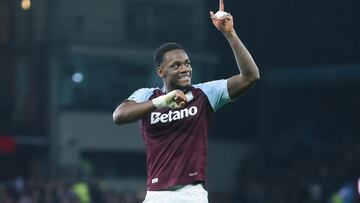 Butler destacó la camiseta de Aston Villa con el colombiano Durán.
