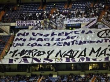 Una pancarta contra la violencia en el fútbol se despliega en las gradas del estadio Santiago Bernabéu esta tarde al comienzo del partido de vuelta de la Copa del Rey entre el Real Madrid y el Cornellá 