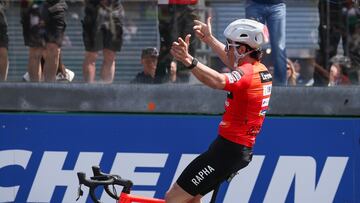 Marc Márquez celebra su victoria en el esprint en bici en Le Mans.