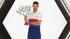 El tenista serbio Novak Djokovic posa con el trofeo de campe&oacute;n del Masters 1.000 de Par&iacute;s 2021 tras ganar en la final a Daniil Medvedev.