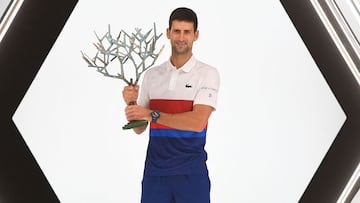 El tenista serbio Novak Djokovic posa con el trofeo de campe&oacute;n del Masters 1.000 de Par&iacute;s 2021 tras ganar en la final a Daniil Medvedev.