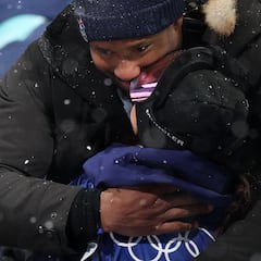 Myles Garrett in attendance for girlfriend Chloe Kim´s gold medal run, and you have to see what he was wearing
