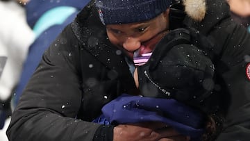 Milano Cortina 2026 Olympics - Snowboard - Women's Snowboard Halfpipe Final - Livigno Snow Park, Livigno, Italy - February 12, 2026. Chloe Kim of United States hugs her boyfriend, Cleveland Browns player Myles Garrett, after the Women's Snowboard Halfpipe Final. REUTERS/Hannah Mckay