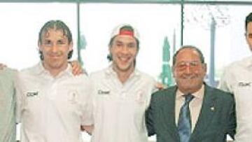 <b>CON LOS EMIGRANTES. </b>De izquierda a derecha, Ochotorena (preparador de porteros), Xabi Alonso, Paco Herrera (segundo entrenador), Josemi, Luis García, Paco Gento, Núñez, Rafa Benítez y Paco Ayestarán (preparador físico). El Liverpool hablará hoy español.