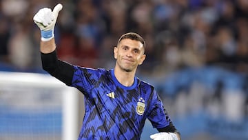 AMDEP8954. BUENOS AIRES (ARGENTINA), 07/09/2023.- Emiliano Martínez portero de Argentina saluda hoy, en un partido de las Eliminatorias Sudamericanas para la Copa Mundial de Fútbol 2026 entre Argentina y Ecuador en el estadio Más Monumental en Buenos Aires (Argentina). EFE/ Juan Ignacio Roncoroni
