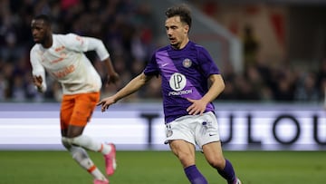 Toulouse's Australian midfielder #05 Denis Genreau runs with the ball during the French L1 football match between Toulouse FC (TFC) and Montpellier (MHSC) at The TFC Stadium in Toulouse, southwestern France, on January 26, 2025. (Photo by Valentine CHAPUIS / AFP)