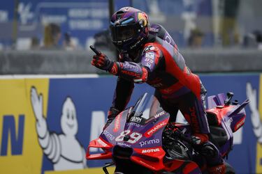 Le Mans (France), 12/05/2024.- First place winner Spanish MotoGP rider Jorge Martin of Prima Pramac Racing team, crosses the finish line during the MotoGP race at the French Motorcycling Grand Prix in Le Mans, France, 12 May 2024. (Motociclismo, Ciclismo, Francia) EFE/EPA/YOAN VALAT
