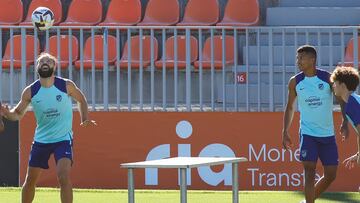 Felipe cabecea el balón ante la mirada de Reinildo, durante un entrenamiento.