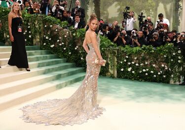 La cantante y acatriz, Jennifer Lopez, posa con un vestido de Schiaparelli Haute Couture.