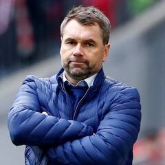 El Hamburgo destituye al entrenador Bernd Hollerbach