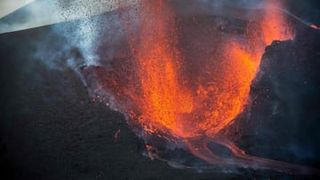 In this handout photograph taken and released by the Spanish Military Emergency Unit (UME) on November 28, 2021 the Cumbre Vieja volcano spews lava, ash and smoke on the Canary island of La Palma. - It has been more than two months since Cumbre Vieja bega