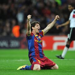 How many times have Barcelona and Manchester United played each other? Who has won more games?