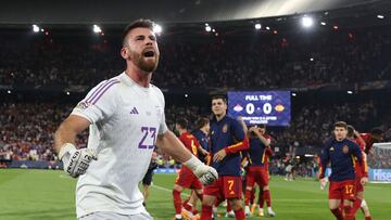 Unai Simón celebra la Nations League 2023 de España, que ganó a Croacia en los penaltis.