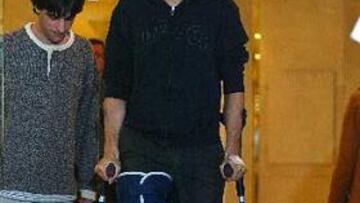 <B> OPTIMISTA. </B> El jugador gipuzcoano ha abandonado la clínica con el deseo de recuperarse lo antes posible.