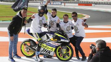 Jeremy Alcoba celebra el t&iacute;tulo en el circuito de Cheste.