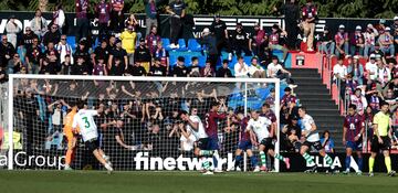 El defensa del Racing sigue siendo uno de las más destacados de la zaga cántabra, pero esta jornada fue capaz de anotar uno de los tres goles de su equipo para conseguir el empate ante el Eldense. 