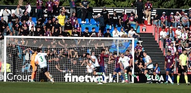 El defensa del Racing sigue siendo uno de las más destacados de la zaga cántabra, pero esta jornada fue capaz de anotar uno de los tres goles de su equipo para conseguir el empate ante el Eldense. 