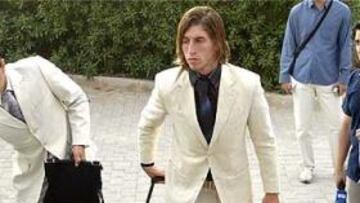 <b>JOAQUÍN Y SERGIO RAMOS.</B> Momento de la llegada de los andaluces Joaquín (Betis) y Sergio Ramos (Sevilla) al hotel de concentración de España en Bétera para afrontar los duelos mundialistas ante Lituania y Bosnia.