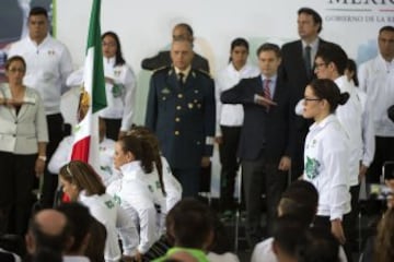 El presidente de México realizó el abanderamiento de los atletas mexicanos que participaran en los Juegos Olímpicos de Rio 2016. La atleta Daniela Campuzano fue la encargada de recibir el lábaro patrio