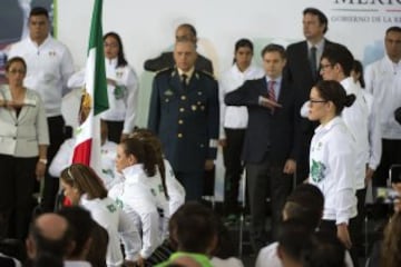 El presidente de México realizó el abanderamiento de los atletas mexicanos que participaran en los Juegos Olímpicos de Rio 2016. La atleta Daniela Campuzano fue la encargada de recibir el lábaro patrio 