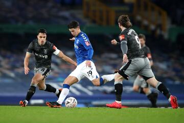 James Rodríguez abrió el marcador en el empate 1-1 entre Everton y Leicester con un remate de media distancia con su pierna derecha.