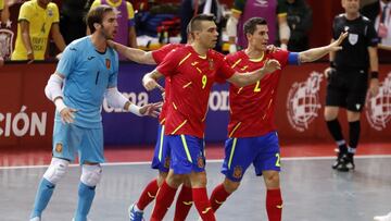 Carlos Barrón, Sergio Lozano, Andresito y Ortiz celebran el primer gol de España en la victoria ante Brasil.